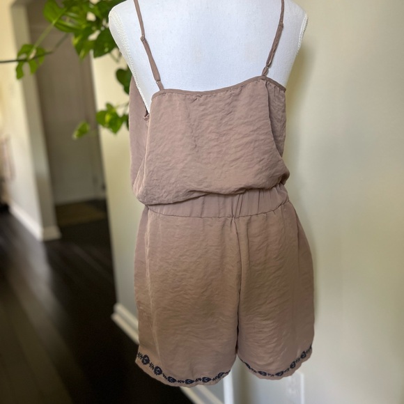 Embroidered romper - Picture 4 of 4